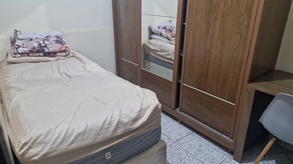 Camas, colchões e travesseiros foram apreendidos Camas, colchões e travesseiros foram apreendidos