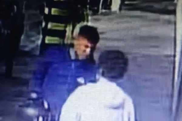 Imagem colorida mostra momento em que ladrão aborda vítima. Metrópoles