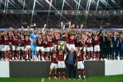 Elenco do Flamengo comemorando título do Campeonato Carioca
