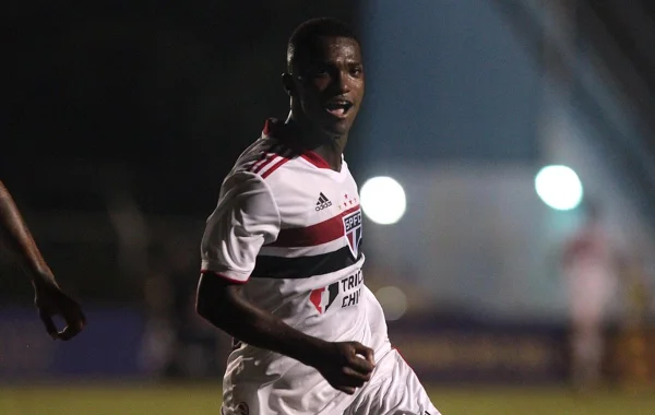 São Paulo se posiciona após racismo sofrido por Vitinho: “Inaceitável”