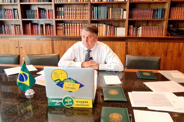 Bolsonaro em live no Alvorada