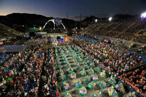 Imagem colorida do desfila da Unidos da Viradouro no Carnaval do Rio de Janeiro - Metrópoles