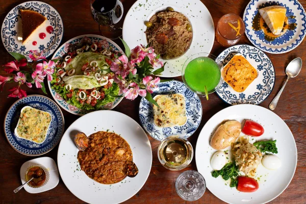 Fotografia colorida mostrando mesa de comida-Metrópoles