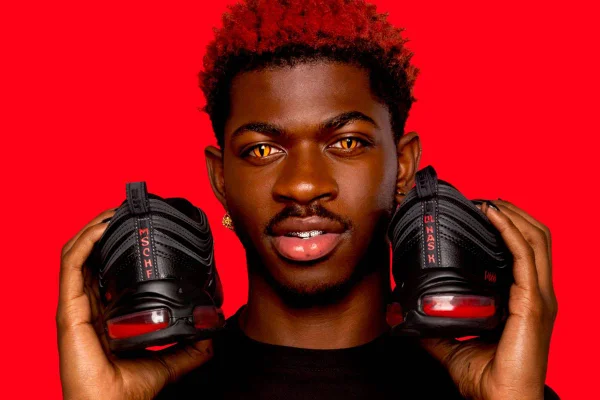 Lil Nas X com os Satan Shoes