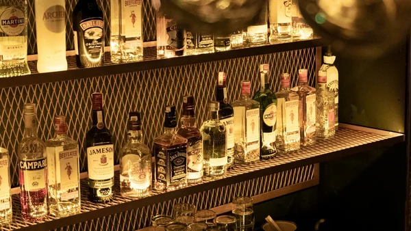 Foto colorida de bebidas alcóolicas - Beber álcool altera genes do cérebro ligados ao vício, aponta estudo - Metrópoles