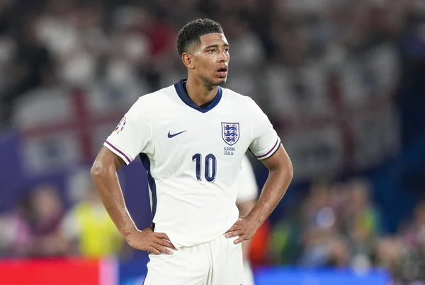 Foto colorida de Jude Bellingham, com a camisa da Inglaterra - Metrópoles