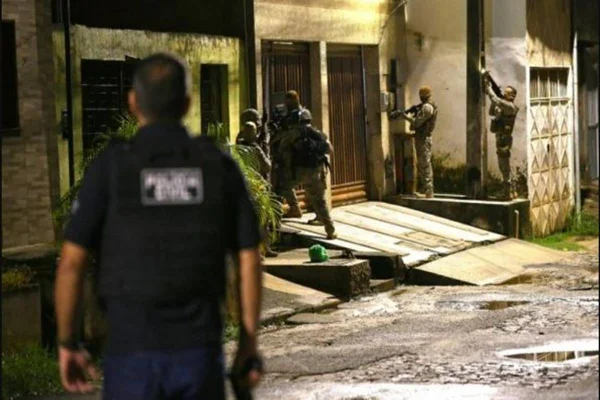 Foto colorida de agentes da segurança pública do Sergipe