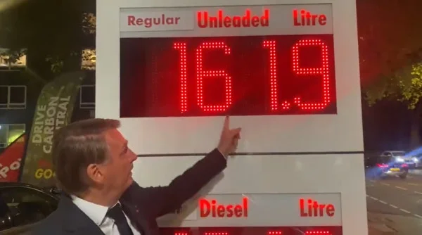Em Londres para funeral da rainha, Bolsonaro compara preço da gasolina