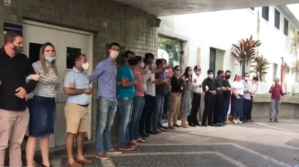 Vídeos: grupo cerca hospital para evitar aborto legal em menina de 10 anos