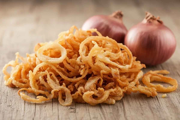 cebola crispy ao lado de cebolas com casca