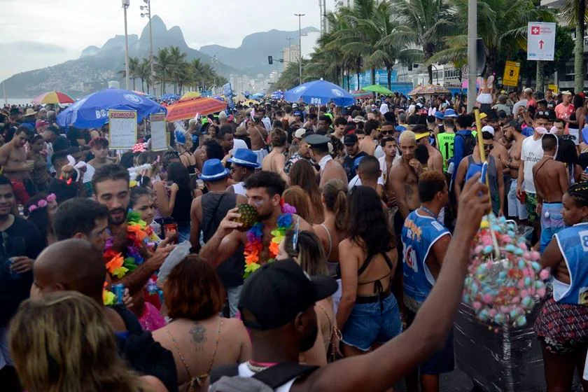 Público invadiu a orla de Ipanema atrás da tradicional Banda Público invadiu a orla de Ipanema atrás da tradicional Banda
