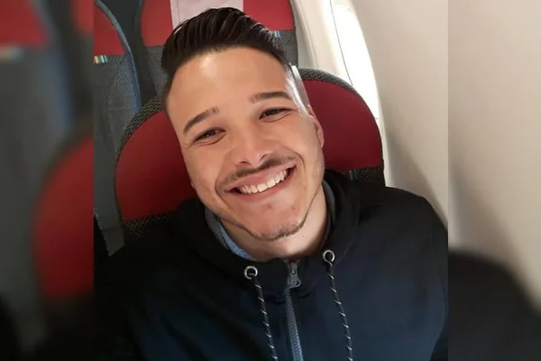 Raphael Martins Alves, morto em frente a boate no DF. Jovem de casaco azul marinho tira selfie dentro de avião.