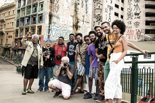 Imagem colorida de grupo que faz afroturismo em SP