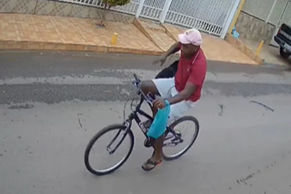 Adolescente é assaltada a caminho de escola; ladrão leva mochila e celular