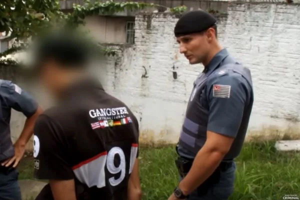 Imagem mostra homem fardado - Metrópoles