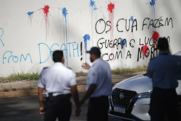 “Lucram com a morte”: Embaixada dos EUA em Brasília amanhece pichada