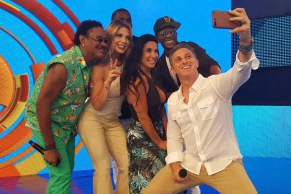 Ex-dançarina do “É o Tchan” se diz humilhada e vai processar o grupo