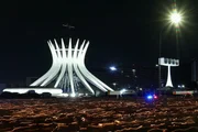 Em seguida, a procissão das velas iluminou o Eixo Monumental Em seguida, a procissão das velas iluminou o Eixo Monumental