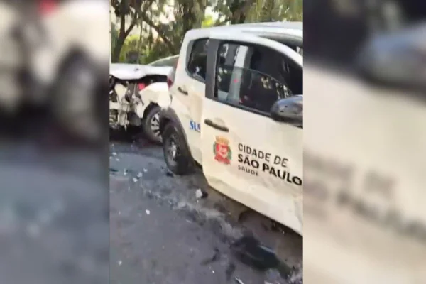 Carro da Prefeitura de São Paulo atingiu outros quatro veículos e uma motocicleta. Ao todo três pessoas ficaram feridas e foram socorridas - Metrópoles