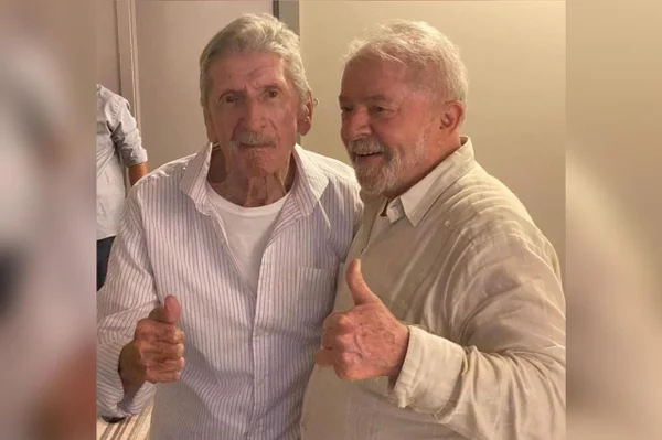 Lula e o ex-prefeito Jacó Bittar fazem sinal de positivo ao posar para uma foto em Campinas