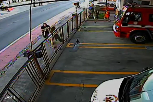 Câmeras de segurança flagraram o momento em que a mãe entra correndo no Quartel do Corpo de Bombeiros com o bebê de 1 ano desacordado - Metrópoles