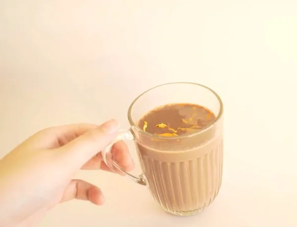 Vídeo: Aprenda uma receita fácil e saudável de chocolate quente