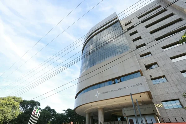 TRF-4 diminui condenação, mas mantém prisão de ex-gerente da Petrobras