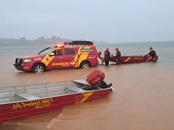 Imagem colorida de bombeiros em rio em Goiás