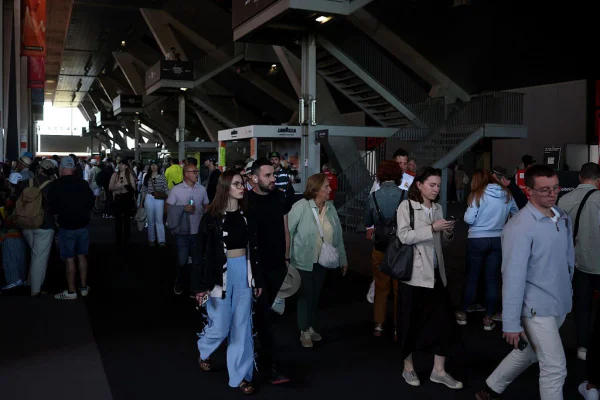 Foto colorida de pessoas andando nas ruas de Madri após apagão geral - Metrópoles
