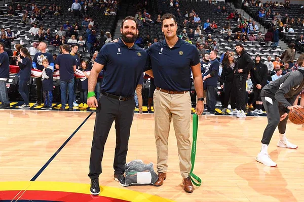 Brasileiros começam a ganhar espaço fora das quadras na NBA