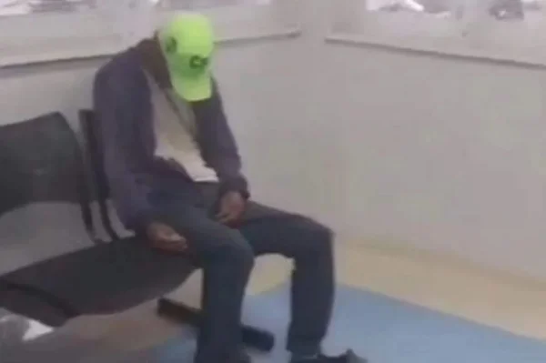 Imagem de homem morto sentado - Metrópoles