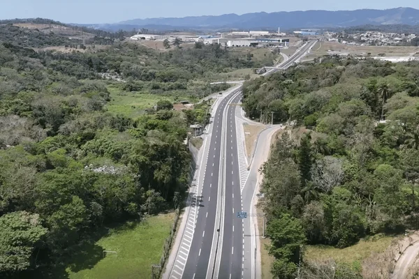 Imagem colorida da Rodovia Mogi-Dutra, onde começam a operar pedágios free-flow e tarifas são cobradas - Metrópoles
