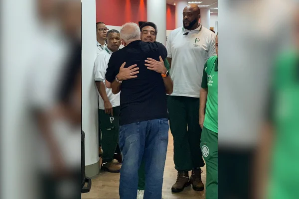 Imagem colorida de Abel e Belmonte em abraço - Metrópoles