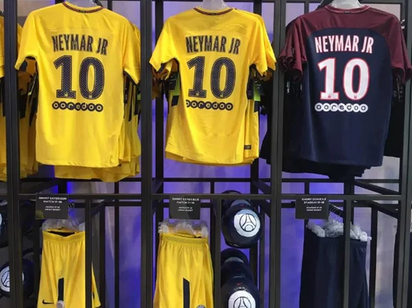 Torcedores fazem fila gigante para comprar 1ª camisa de Neymar no PSG