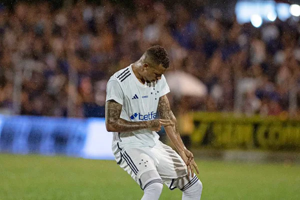 Imagem colorida de jogador do cruzeiro comemorando - Metrópoles
