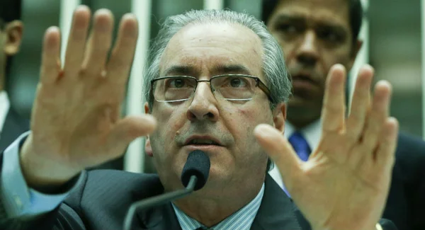Após conversa com Cunha, líderes da base adotam cautela ao falar sobre prisão