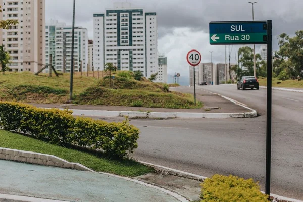 Moradores reclamam de escuridão onde jovem diz ter sido estuprada