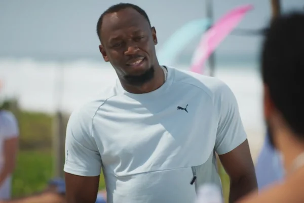 Foto colorida de Usain Bolt durante participação em novela. - Metrópoles