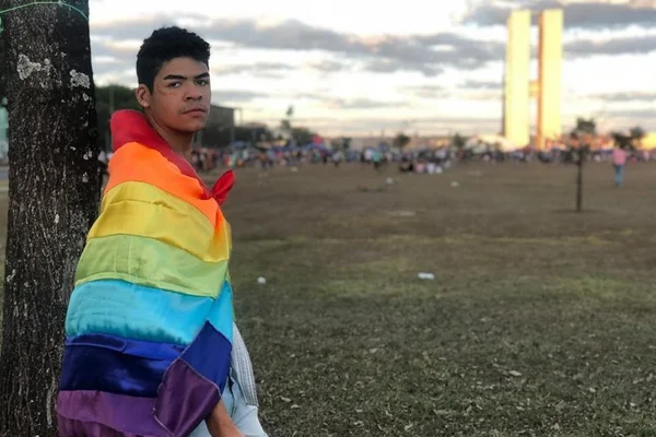 Pabllo Vittar presta homenagem a estudante da UnB assassinado