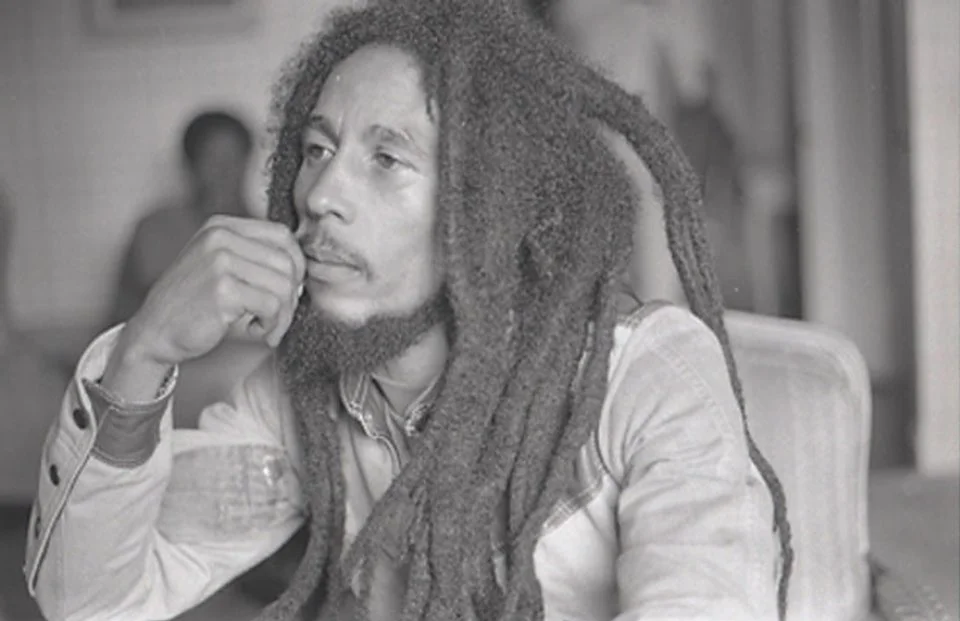 <b>ReMastered - Who Shot the Sheriff?:</b> a história da violenta opressão política das raízes do reggae na Jamaica contada através de uma investigação adentro das políticas jamaicanas e o envolvimento da CIA na misteriosa tentativa de assassinato de Bob Marley. Assista ao <a href="https://www.youtube.com/watch?v=vE04WSPXm6I" target="_blank" rel="noopener">trailer</a> <b>ReMastered - Who Shot the Sheriff?:</b> a história da violenta opressão política das raízes do reggae na Jamaica contada através de uma investigação adentro das políticas jamaicanas e o envolvimento da CIA na misteriosa tentativa de assassinato de Bob Marley. Assista ao <a href="https://www.youtube.com/watch?v=vE04WSPXm6I" target="_blank" rel="noopener">trailer</a>