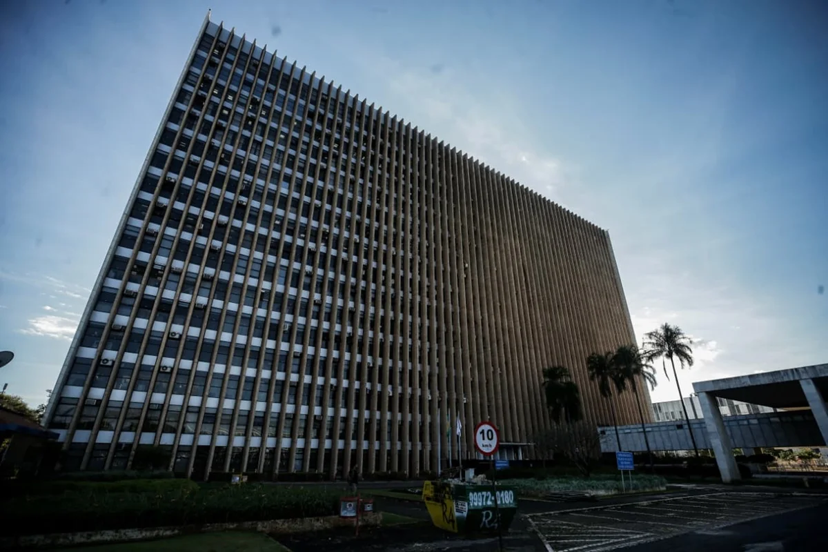 Foram cumpridos seis mandados de busca e apreensão em imóveis localizados em Planaltina e no Noroeste, além de uma ordem judicial no Palácio do Buriti. Foram cumpridos seis mandados de busca e apreensão em imóveis localizados em Planaltina e no Noroeste, além de uma ordem judicial no Palácio do Buriti.