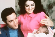 Elvis Presley e Priscilla Presley após o nascimento de Lisa Marie