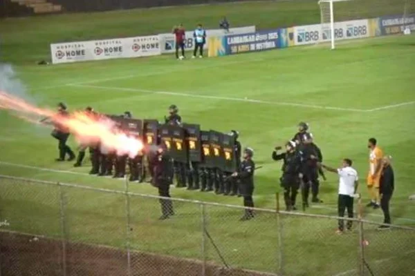 PMDF atira bombas e gás lacrimogênio de forma desproporcional contra torcida do Brasiliense