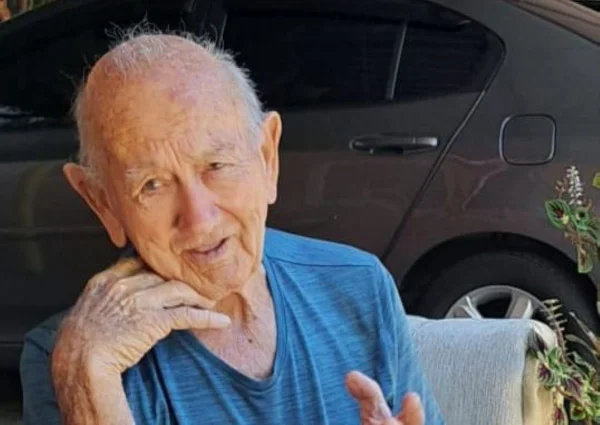Imagem de homem idoso com rosto apoiada na mão direita - Metrópoles