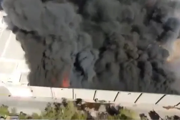 Imagem colorida mostra fumaças do incêndio - Metrópoles