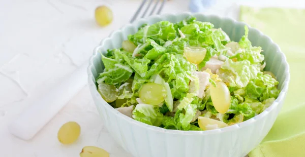 Inove com uma deliciosa e refrescante salada de frango desfiado com uvas