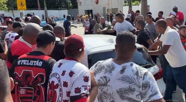 Jogadores do Flamengo são atacados por torcedores em chegada a treino