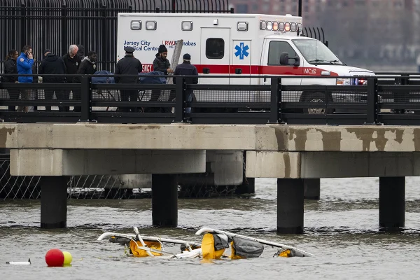 Médicos legistas removem os corpos das vítimas após a queda de um helicóptero no Rio Hudson, perto de Lower Manhattan, em 10 de abril de 2025, em Nova York, Estados Unidos