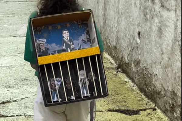 Mãe faz mochila maluca em apoio a Flávio Bolsonaro.