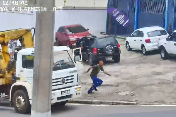 Imagem colorida mostra perseguição a homem que furtou caminhão por R$ 17 mil. Metrópoles